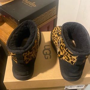 mini leopard uggs size 8 and scarf to match